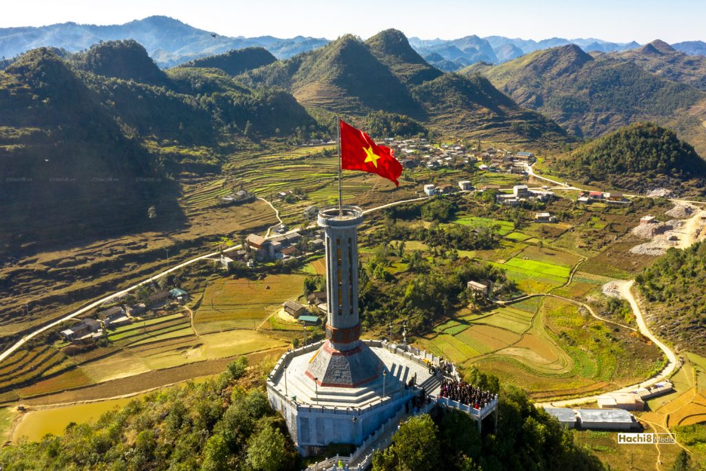 Lá cờ Việt Nam được coi là biểu tượng của sự đoàn kết, tình yêu quê hương và lòng tự hào dân tộc. Những ngày qua, đất nước ta đã đón nhận nhiều thành tựu đáng tự hào, và lá cờ Việt Nam sẽ luôn toả sáng trong mỗi chiến thắng của đất nước.