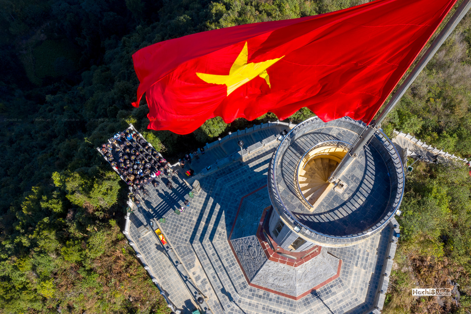 Trong một số sự kiện lớn cả nước, Quốc kỳ được trưng bày và vinh danh một cách tuyệt vời, mang lại niềm tự hào cho người dân Việt Nam.

Infographic \